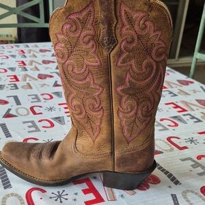 Ariat Brown Leather Footwear. One Boot Only! Size 7B Right Foot Boot.